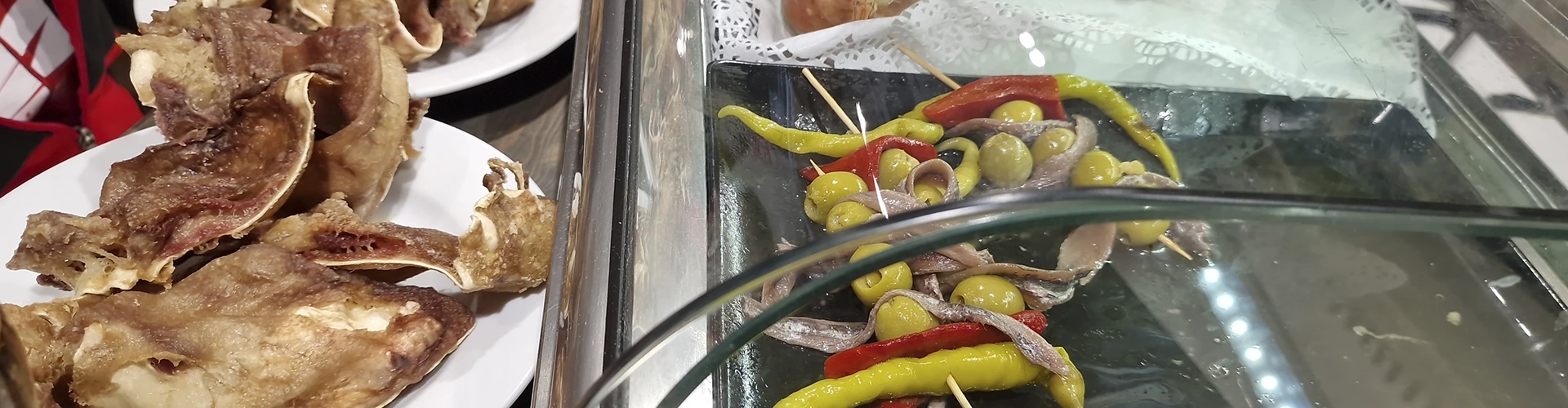 platos con oreja y banderillas de aceitunas con anchoas